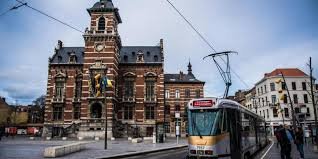 Canal de Bruxelles avec un plombier Anderlecht passant devant l'église Saint-Guidon et d'autres bâtiments historiques.