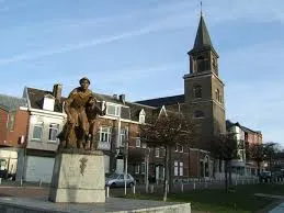 Vue de la Grand-Place animée d'Ans avec un camion spécialisé en débouchage Ans, réverbères et architecture traditionnelle.