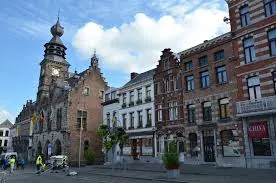 Paysage urbain de Binche avec bâtiments historiques, parfait pour découvrir le service de débouchage Binche.