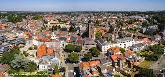 Rue typique de Braine-l'Alleud avec camion débouchage canalisations, offrant services efficaces et rapides pour la ville.