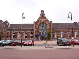 Plombier Châtelet rue animée avec façades historiques et commerces locaux animant le quotidien urbain