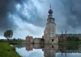 Plombier Colfontaine rue animée avec maisons en briques rouges typiques et enseignes locales, ambiance conviviale et active