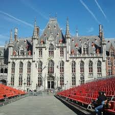 Vue sur une rue typique d'Evere avec camion de débouchage, immeubles modernes et arbres en arrière-plan pour Débouchage Evere