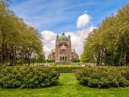 Plombier Ganshoren devant l'église Saint-Martin avec rues pavées et maisons typiques en arrière-plan