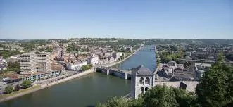 Paysage urbain de Huy avec ses ruelles pavées et la rive de la Meuse en arrière-plan, idéal pour débouchage Huy.