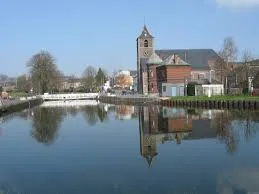 Plombier La Louvière intervenant près de la Tour de la Louve, bâtiment emblématique du centre-ville et symbole local.