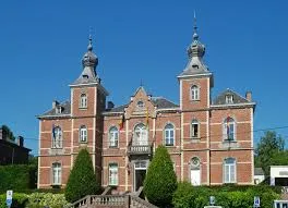 Vue pittoresque du centre-ville d'Ottignies-La-Neuve avec bâtiment historique idéale pour un plombier local.