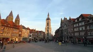 Plombier Tournai à proximité du Beffroi avec vue sur les rues pavées historiques et architecture médiévale emblématique.