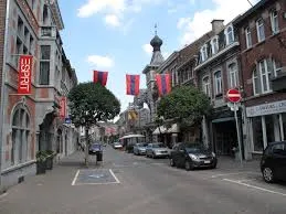 Plombier Visé devant le pont de Visé avec vue sur la Meuse et l'architecture locale typique en arrière-plan