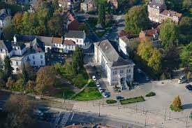Vue d'une rue pavée typique de Watermael Boitsfort, idéale pour trouver un plombier local compétent et réactif