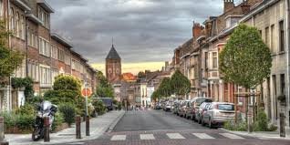 Plombier Woluwe Saint Pierre, van réparée devant église locale historique et rues bordées d'arbres élégants.
